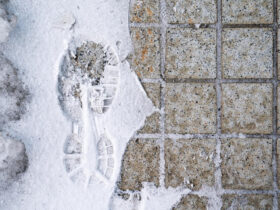 Elcsúszol, elesel, perelsz? Ki felel a havas, jeges járdáért?