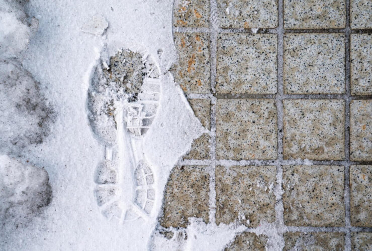 Elcsúszol, elesel, perelsz? Ki felel a havas, jeges járdáért?