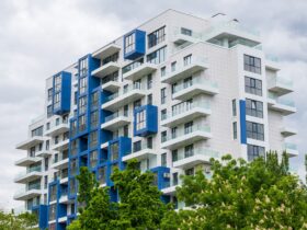 Modern lakópark fákkal körülvéve.